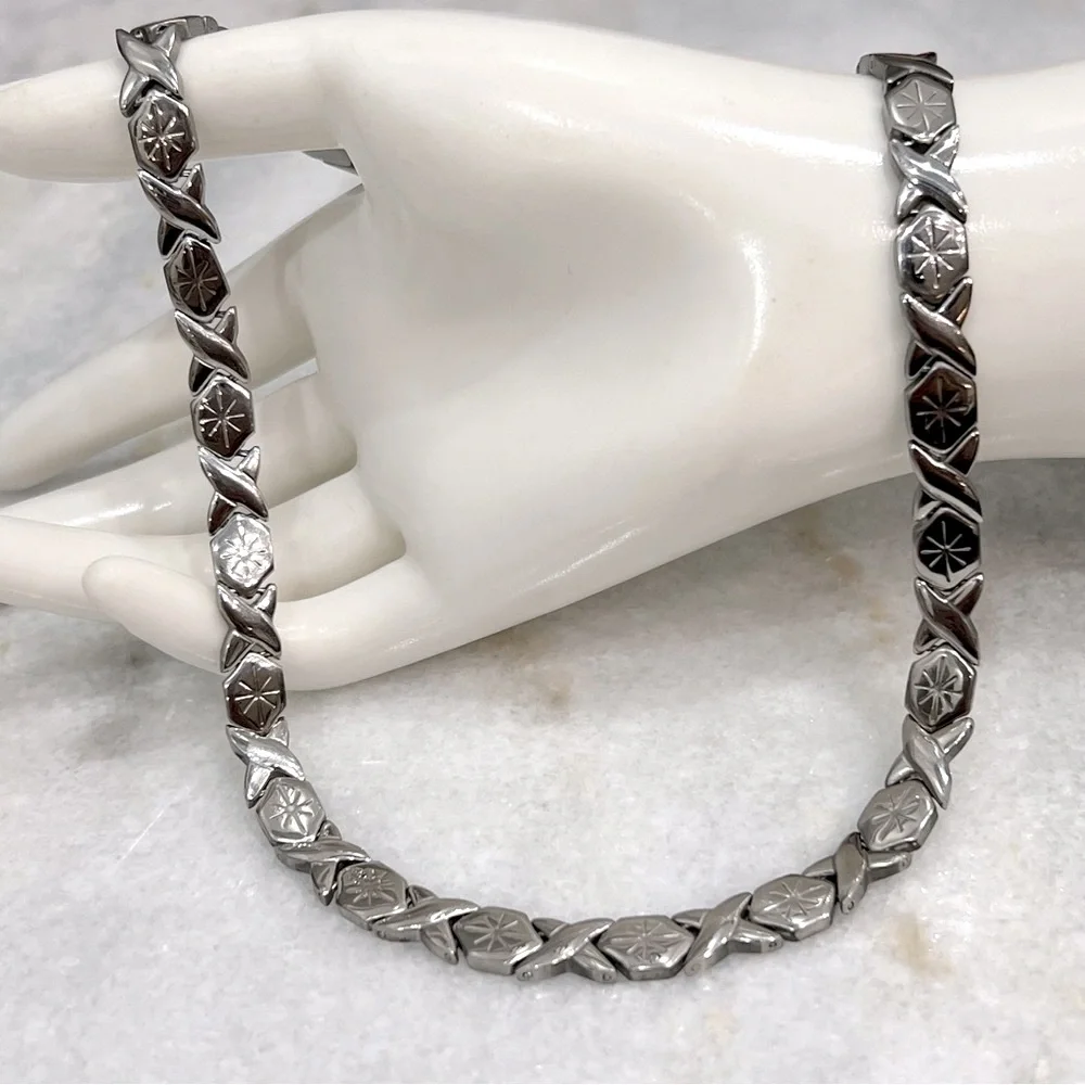 Criss Cross and Stars Silver 18” Necklace